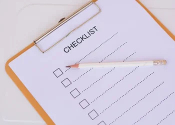 Sorgfältige Dokumentenprüfung ist wichtig für eine schnelle Firmendepot-Eröffnung.