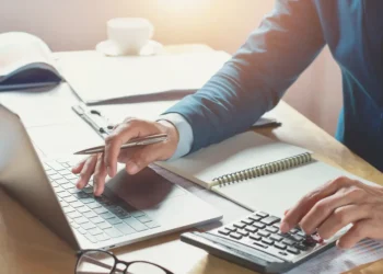 Ein Firmenkonto trennt Ausgaben klar und vereinfacht deine Buchhaltung effizient.